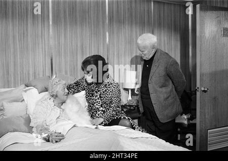 Sur le plateau de « Une comtesse de Hong Kong », le nouveau film de Charlie Chaplin, Miss Margaret Rutherford joue un rôle de caméo en tant que passager marin dont la cabine est confondue avec celle de Mlle Sophia Loren. Sur la photo, sur le plateau, (de gauche à droite) Margaret Rutherford, Sophia Loren et Charlie Chaplin. 23rd mars 1966. Banque D'Images