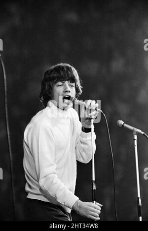 New musical Express Poll Winners concert pop à Empire Pool Wembley, 1965.Mick Jagger des Rolling Stones en scène pendant le concert. The Stones a remporté le prix du meilleur groupe R & B britannique ainsi que le meilleur nouveau disque de l'année pour sa seule satisfaction (je ne peux pas obtenir non). 11th avril 1965. Banque D'Images