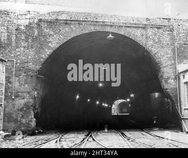 Gare de marchandises de Park Lane, Liverpool, novembre 1965. Park Lane était le premier terminus de marchandises au monde sur le Liverpool et le Manchester Railway desservant les quais de Liverpool à l'extrémité sud. La station a été ouverte en 1830. Son nom initial était Wapping Station. Sur la photo, vue d'un des tunnels de la gare de marchandises de Park Lane montrant l'entrée du plus long tunnel en arrière-plan. La station a fermé le 1st novembre 1965. Banque D'Images