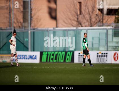 Sassuolo, Europe. 26th févr. 2022. Sassuolo, Italie, février 26 2022: Laura Fusetti (6 AC Milan) et Clelland Lana (26 Sassuolo Calcio Femminile) en action pendant la série A Femminile jeu entre Sassuolo et Milan au Stadio Enzo Ricci à Sassuolo, Italie Michele Finessi/SPP crédit: SPP Sport Press photo. /Alamy Live News Banque D'Images