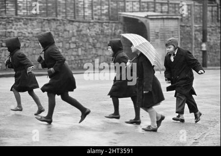 Abertillery, la plus grande ville de la vallée d'Ebbw Fach dans ce qui était le comté historique de Montockshire, aujourd'hui comté de Gwent. 17th février 1965. Banque D'Images