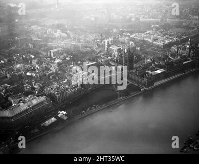 Vue aérienne sur la Tamise à Westminster. 27th janvier 1965. Banque D'Images