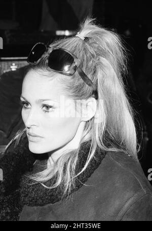 Répétitions avant la Royal film Performance for Born Free, à l'Odeon, Leicester Square, Londres, dimanche 13th mars 1966. Notre photo montre... Ursula Anrobe. Banque D'Images