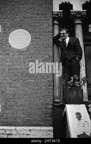 Roy Hudd, est maintenant la star de sa propre série BBC intitulée Simply 'Hudd'. Beaucoup de téléspectateurs plus âgés ont commenté la ressemblance de Roy à un grand comédien des jours passés - Dan Leno, dont il a étudié la vie. Roy est photographié à la maison de Dan Leno à Akerman Road, Brixton. 20th novembre 1965. Banque D'Images