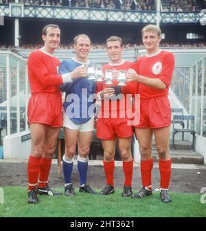 Le match du fa Charity Shield Merseyside derby 1966 entre Liverpool et Everton au parc Goodison. Avant le match, Roger Hunt, Alan ball et Ray Wilson ont participé à la coupe du monde, à la coupe FA et au trophée de la ligue de football autour de Goodison Park. Liverpool a gagné le match par 1 buts à 0. Shows photo: Les joueurs de Liverpool Gerry Byrne, Ian Callaghan et Roger Hunt, accompagnés par le défenseur d'Everton Ray Wilson - tous membres de l'équipe victorieuse de coupe du monde d'Angleterre - reçoivent un tangard d'argent du maire de Liverpool après le match. 13th août 1966. Banque D'Images