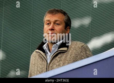 Photo du dossier datée du 27-02-2010, de Roman Abramovich, propriétaire de Chelsea. Le propriétaire de Chelsea, Roman Abramovich, dit qu'il donne aux fiduciaires de la Fondation caritative de Chelsea la gérance et les soins du club, dans une déclaration. Date de publication : samedi 26 février 2022. Banque D'Images