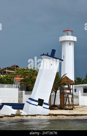 Puerto Morelos, Mexique - 10 septembre 2021 : le phare incliné Faro Inclinado à Puerto Morelos sur la jetée en bois de Malecon sur la péninsule du Yucatan à Banque D'Images