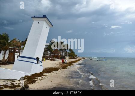 Puerto Morelos, Mexique - 10 septembre 2021 : le phare incliné Faro Inclinado à Puerto Morelos sur la jetée en bois de Malecon sur la péninsule du Yucatan à Banque D'Images