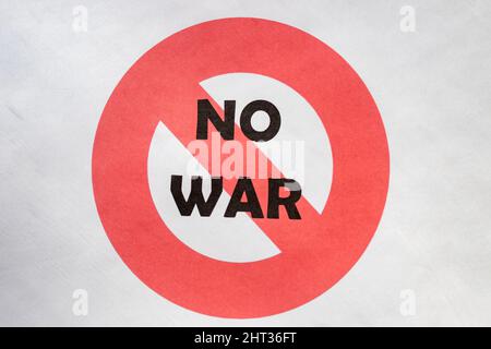 Le mot no war dans le rouge barré cercle sur fond blanc.Stop Terrorism. Composition créative avec le message.non à la guerre, laissez la paix Banque D'Images