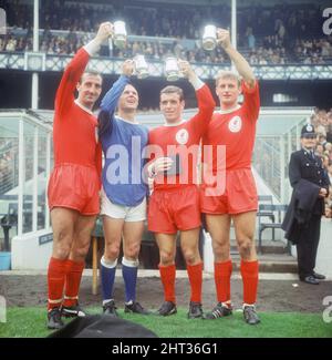 Le match du fa Charity Shield Merseyside derby 1966 entre Liverpool et Everton au parc Goodison. Avant le match, Roger Hunt, Alan ball et Ray Wilson ont participé à la coupe du monde, à la coupe FA et au trophée de la ligue de football autour de Goodison Park. Liverpool a gagné le match par 1 buts à 0. Shows photo: Les joueurs de Liverpool Gerry Byrne, Ian Callaghan et Roger Hunt, accompagnés par le défenseur d'Everton Ray Wilson - tous membres de l'équipe victorieuse de coupe du monde d'Angleterre - reçoivent un tangard d'argent du maire de Liverpool après le match. 13th août 1966. Banque D'Images