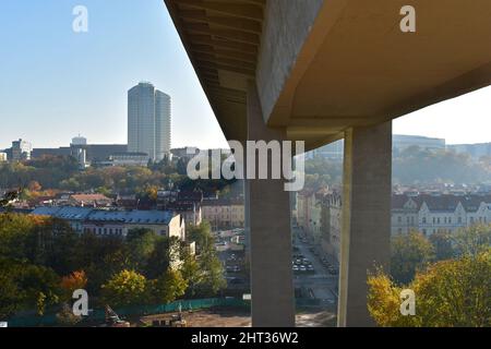 Prague, République Tchèque - 28 octobre 2021 : Pont de Nusle, vue de dessous des poutres du pont, ombre portée, pont sur la vallée. Banque D'Images