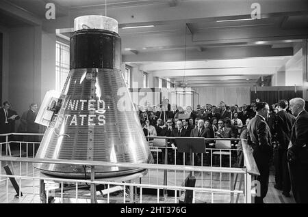 Mercury vaisseau spatial Friendship 7 au Science Museum, Londres, octobre 1965. Nouvelle conférence de presse pour annoncer que l'astronaute Colonel John Glenn ouvrira la semaine prochaine à Londres une exposition de la capsule spatiale Mercury dans laquelle il a effectué son vol spatial historique sur trois orbites en 1962. L'exposition sera ouverte jusqu'en février (1966). Banque D'Images