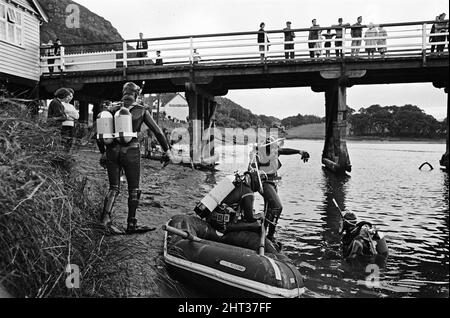 Le bateau de plaisance Prince of Wales a chaviré et a fait passer ses 39 passagers dans l'estuaire du Mawddach à Penmaenpool, Merioneth, au nord du pays de Galles, le 22nd juillet 1966 . La visite de l'après-midi d'été est devenue une lutte soudaine pour la survie alors que le bateau faisait un virage en « U » vers une jetée d'atterrissage. Le prince de Galles a été balayé contre un pont à péage. Un trou a été déchiré dans le bateau et il a coulé en trois minutes. Entraînant la mort de 15 personnes, dont 4 enfants. Photo, 23rd juillet 1966. Banque D'Images