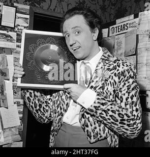 Le succès de Ken Dodd avec sa chanson 'Tears' se reflète dans ce disque d'argent, qui lui est présenté au London Palladium pour marquer les ventes de plus de 250 000 de la chanson. Ken est présent au Palladium dans 'doddy's here'. 19th octobre 1965. Banque D'Images