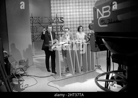 Le journaliste politique David Frost sur établi à New York lors de son apparition sur la version américaine de la télévision satirique, "c'était la semaine qui a été '16th mars 1965. Banque D'Images