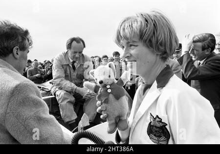 Proteus Bluebird, la voiture dans laquelle Donald Campbell a battu le record mondial de vitesse automobile a maintenant fait sa dernière course, à 5 km/h, à la station RAF, Debden, Essex, 19th juin 1966. Campbell devait faire une démonstration lors d'un gala, Mais 5 jours plus tôt, la voiture a été gravement endommagée quand, avec le pilote de course Peter Bolton aux commandes, elle a heurté une clôture en bois et une haie à 100 km/h, a navigué 10ft dans les airs en traversant la route de Cambridge Chelsford et a finalement tourné sur un terrain de 200 mètres. Également en photo, la femme Tonia Campbell. Banque D'Images