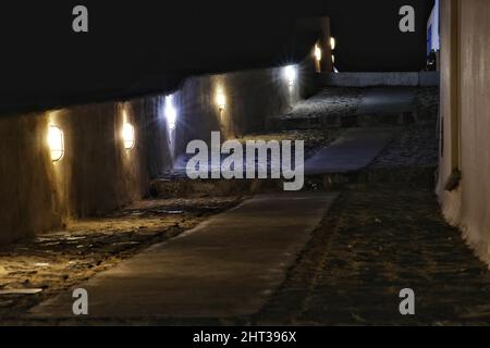 Belle allée illuminée menant à Oia la nuit à Santorini Grèce Banque D'Images