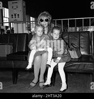 Petula Clark et ses enfants Catherine (2 ans) et Barbara (3 ans) à l'aéroport de Londres sur leur chemin vers Paris. 27th septembre 1965. Banque D'Images