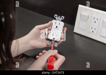 Vérifiez la prise électrique avant de l'installer dans une boîte de jonction sur le mur Banque D'Images