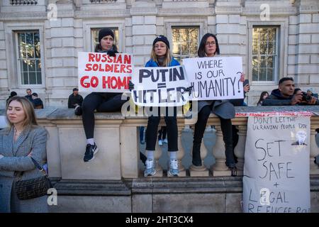 LONDRES, FÉVRIER 26 2022 des manifestants pro-Ukraine protestent contre l'invasion de l'Ukraine par la Russie sur le Whitehall de Londres Banque D'Images