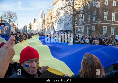 LONDRES, FÉVRIER 26 2022 des manifestants pro-Ukraine protestent contre l'invasion de l'Ukraine par la Russie sur le Whitehall de Londres Banque D'Images