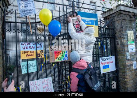 LONDRES, FÉVRIER 26 2022 des manifestants pro-Ukraine protestent contre l'invasion de l'Ukraine par la Russie en dehors de l'ambassade russe. Banque D'Images