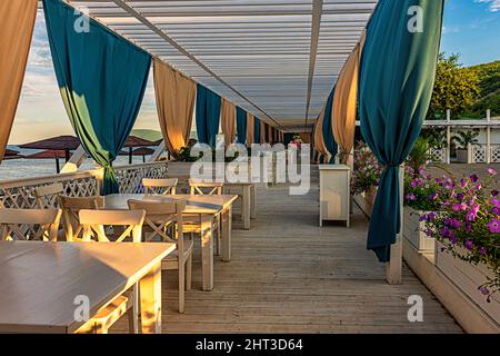 café d'été au bord de la mer, sur la plage Banque D'Images