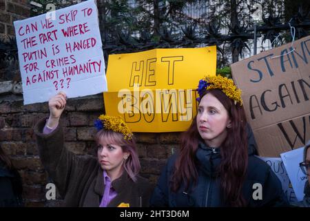 LONDRES, FÉVRIER 26 2022 des manifestants pro-Ukraine protestent contre l'invasion de l'Ukraine par la Russie en dehors de l'ambassade russe. Banque D'Images