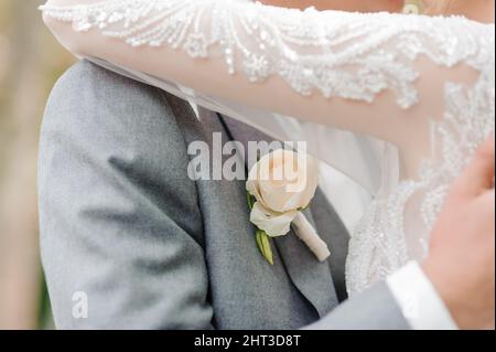 Boutonnière sur la veste du marié. Fleur sur la veste d'un homme Banque D'Images