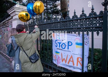 LONDRES, FÉVRIER 26 2022 des manifestants pro-Ukraine protestent contre l'invasion de l'Ukraine par la Russie en dehors de l'ambassade russe. Banque D'Images