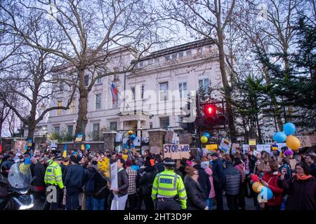 LONDRES, FÉVRIER 26 2022 des manifestants pro-Ukraine protestent contre l'invasion de l'Ukraine par la Russie en dehors de l'ambassade russe. Banque D'Images