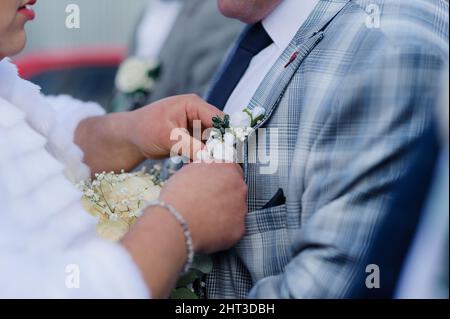 Boutonnière sur la veste du marié. Fleur sur la veste d'un homme Banque D'Images