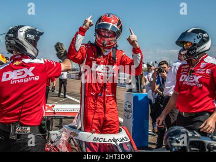 Saint-Pétersbourg, États-Unis. 26th févr. 2022. Scott McLaughlin célèbre après avoir remporté le Pôle pour le Grand Prix Firestone 2022 de Saint-Pétersbourg, le samedi 26 février 2022 à Saint-Pétersbourg, Floride. Photo par Edwin Locke/UPI crédit: UPI/Alay Live News Banque D'Images