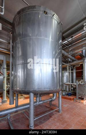 Grands réservoirs de fermentation de levure.Production industrielle de bière Banque D'Images