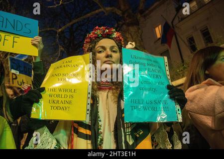LONDRES, FÉVRIER 26 2022 des manifestants pro-Ukraine protestent contre l'invasion de l'Ukraine par la Russie en dehors de l'ambassade russe. Banque D'Images