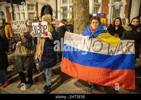 LONDRES, FÉVRIER 26 2022 des manifestants pro-Ukraine protestent contre l'invasion de l'Ukraine par la Russie en dehors de l'ambassade russe. Banque D'Images