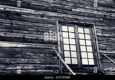 Maison en bois avec porte avant vitrée et escalier avec rambarde. Image rétro-teintée en noir et blanc. Banque D'Images