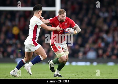 Londres, Royaume-Uni. 26th févr. 2022. Ross Moriarty, du pays de Galles, passe devant Marcus Smith, d'Angleterre (10). Match de championnat Guinness six Nations 2022, Angleterre / pays de Galles au stade de Twickenham à Londres le samedi 26th février 2022. photo par Andrew Orchard/Andrew Orchard sports Photography/ Alay Live News crédit: Andrew Orchard sports Photography/Alay Live News Banque D'Images