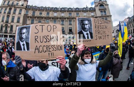 Munich, Bavière, Allemagne. 26th févr. 2022. La Russie est de plus en plus exigeante pour être totalement retirée du système de communications financières SWIFT. L'Allemagne a résisté à de telles mesures en raison de l'enchevêtrement croissant entre elle et la Russie et de la perception que Gerhard Schroeder, un exécutif DE GAZPROM, est l'actuel chancelier de l'Allemagne. Alors que Kiev est sur le point de tomber dans l'invasion des forces russes, plus de 5 000 à Munich, l'Allemagne s'est jointe à d'innombrables protestations dans le monde demandant une cessation de la guerre par la Russie, ainsi qu'une action décisive de l'OTAN, l'Allemagne, l'UE et les alliés de l'Ukraine déclarant que P Banque D'Images