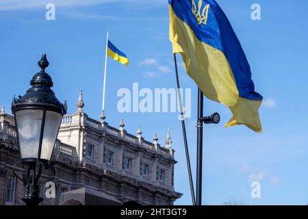 26th février 2022 : des ressortissants ukrainiens et des partisans pro-ukrainiens se rassemblent à Whitehall pour protester contre l'invasion russe de l'Ukraine. Londres, Royaume-Uni. Photo : les bâtiments du gouvernement du Royaume-Uni arborent le drapeau national ukrainien pour soutenir le pays contre l'invasion russe. Banque D'Images