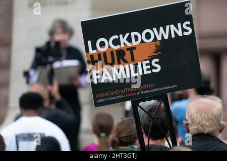 Les locklockdown nuisent aux familles Liberty Coalition Canada signe de protection et de verrouillage dans la foule de Toronto. Banque D'Images