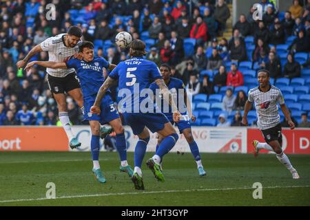 Cardiff, Royaume-Uni. 26th févr. 2022. Aleksandar Mitrovic #9 de Fulham remporte la balle haute sous la pression de Perry ng #38 de Cardiff City à Cardiff, Royaume-Uni le 2/26/2022. (Photo par Mike Jones/News Images/Sipa USA) crédit: SIPA USA/Alay Live News Banque D'Images