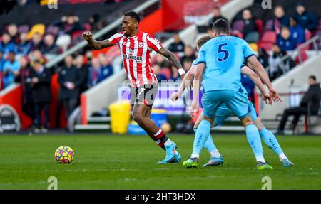 Londres, Royaume-Uni. 26th févr. 2022. Ivan Toney du Brentford FC avec le ballon lors du match de la Premier League entre Brentford et Newcastle United au Brentford Community Stadium, Londres, Angleterre, le 26 février 2022. Photo de Phil Hutchinson. Utilisation éditoriale uniquement, licence requise pour une utilisation commerciale. Aucune utilisation dans les Paris, les jeux ou les publications d'un seul club/ligue/joueur. Crédit : UK Sports pics Ltd/Alay Live News Banque D'Images