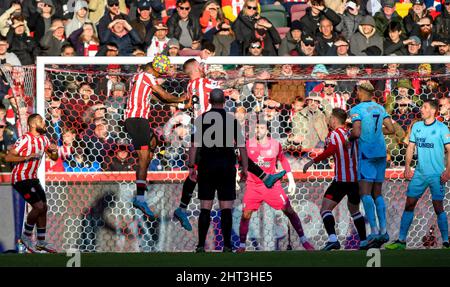 Londres, Royaume-Uni. 26th févr. 2022. Pontus Jansson et Ivan Toney, du FC Brentford, se hissent pour prendre la tête du match de la première ligue entre Brentford et Newcastle United au stade communautaire de Brentford, Londres, Angleterre, le 26 février 2022. Photo de Phil Hutchinson. Utilisation éditoriale uniquement, licence requise pour une utilisation commerciale. Aucune utilisation dans les Paris, les jeux ou les publications d'un seul club/ligue/joueur. Crédit : UK Sports pics Ltd/Alay Live News Banque D'Images