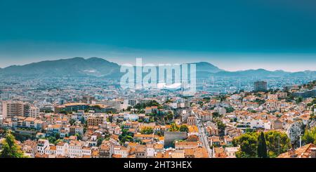 Panorama urbain, vue aérienne, paysage urbain de Marseille, France. Jour d'été ensoleillé avec ciel bleu vif. Paysage urbain de Marseille, France. Fond urbain Banque D'Images