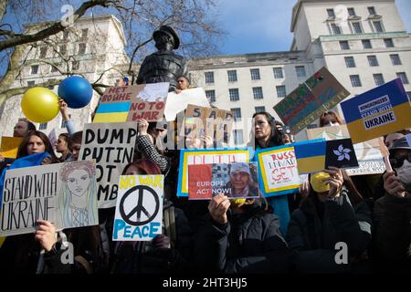 Londres, Royaume-Uni, 26th février 2022 des manifestants se trouvent devant une sculpture du vicomte Lord Alanbrooke à Whitehall, où des milliers de personnes se sont rassemblées pour protester contre la récente attaque de la Russie contre l'Ukraine. Banque D'Images