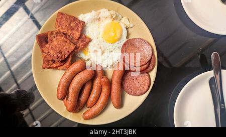 Vue de dessus du petit déjeuner savoureux avec plat de saucisses de poulet et omelette Banque D'Images