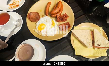 Petit déjeuner savoureux avec plateau de saucisses de poulet et omelette Banque D'Images