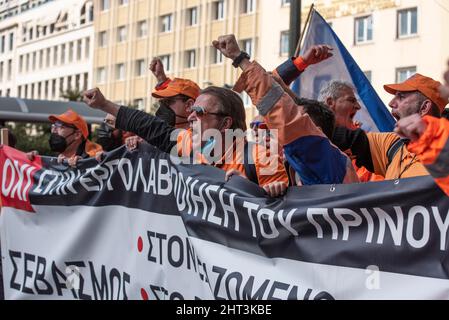 Athènes, Grèce. 26th févr. 2022. Les manifestants marchent en criant des slogans contre le gouvernement. Des milliers de personnes ont manifesté devant le Parlement pour protester contre la hausse du coût de la vie, les licenciements récents et la déréglementation des droits du travail. (Credit image: © Nikolas Georgiou/ZUMA Press Wire) Banque D'Images