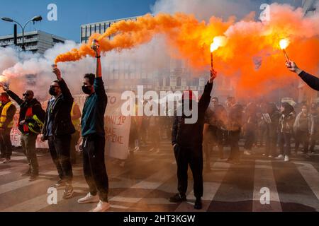 26 février 2022 : Athènes, Grèce : les manifestants marchent en criant des slogans contre le gouvernement. Des milliers de personnes ont manifesté devant le Parlement pour protester contre la hausse du coût de la vie, les licenciements récents et la déréglementation des droits du travail. (Credit image: © Nikolas Georgiou/ZUMA Press Wire) Banque D'Images